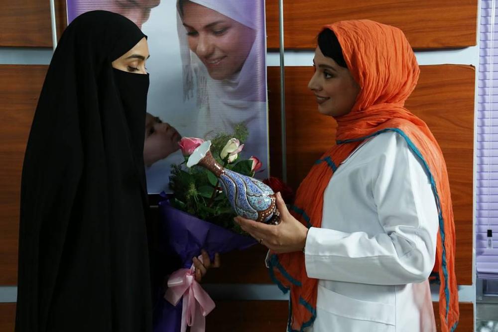 روشنک عجمیان و میترا حجار در فیلم «این زن حقش را میخواهد»