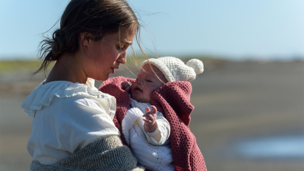آلیسیا ویکاندر در فیلم «نوری در میان اقیانوسها» (The Light Between Oceans)