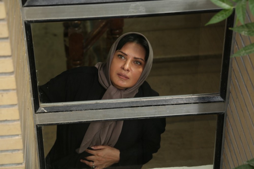 لعیا زنگنه در نمایی از فیلم «این زن حقش را میخواهد»