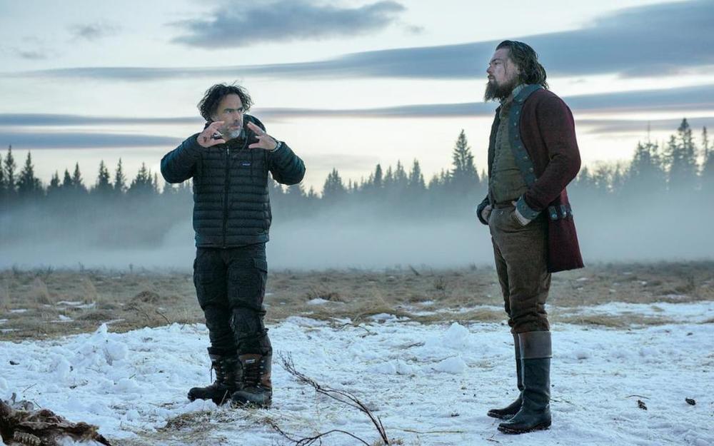 لئوناردو دیکاپریو و الخاندرو گونسالس اینیاریتو در نمایی از پشت صحنه فیلم «بازگشته»(The Revenant)