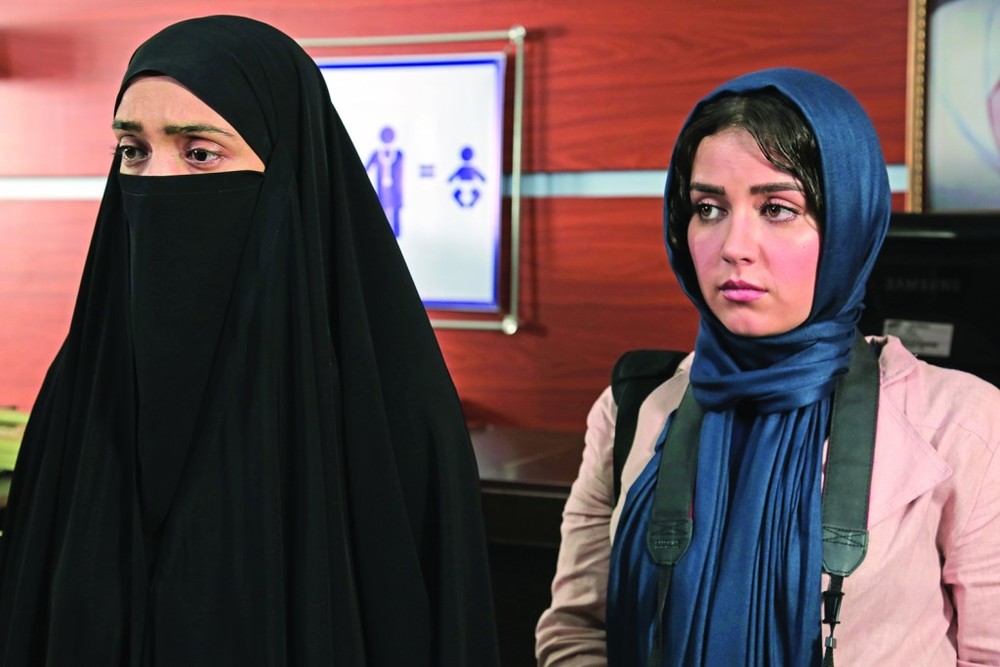 میترا حجار و افسانه پاکرو در فیلم «این زن حقش را میخواهد»