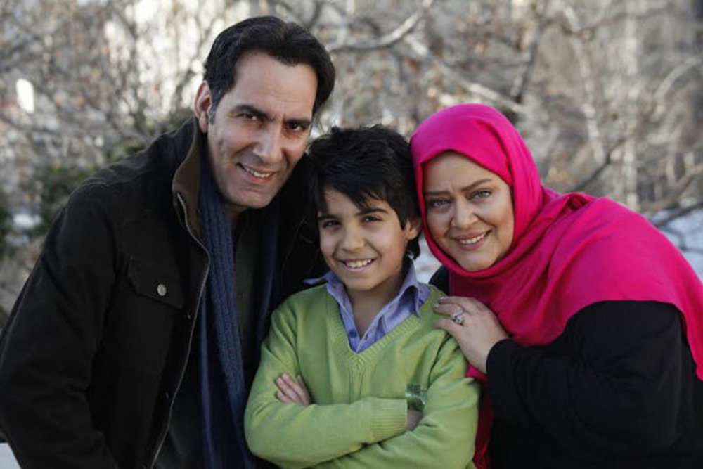 بهاره رهنما و پارسا مشیری و بهنام تشکر در نمایی از فیلم «بچگیتو فراموش نکن»