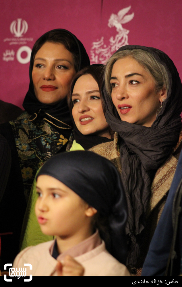 گلاره عباسی، شبنم مقدمی و پانتهآ پناهی ها بر روی فرش قرمز فیلم «نفس» در کاخ سی و چهارمین جشنواره فیلم فجر