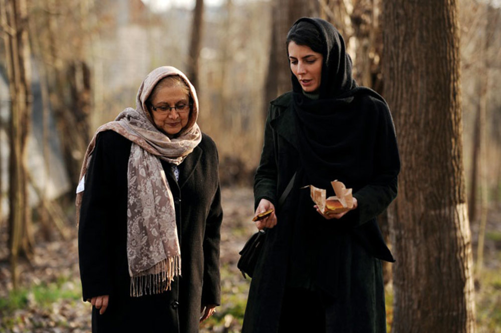 لیلا حاتمی و مادرش زهرا حاتمی در پشت صحنه فیلم در دنیای تو ساعت چند است