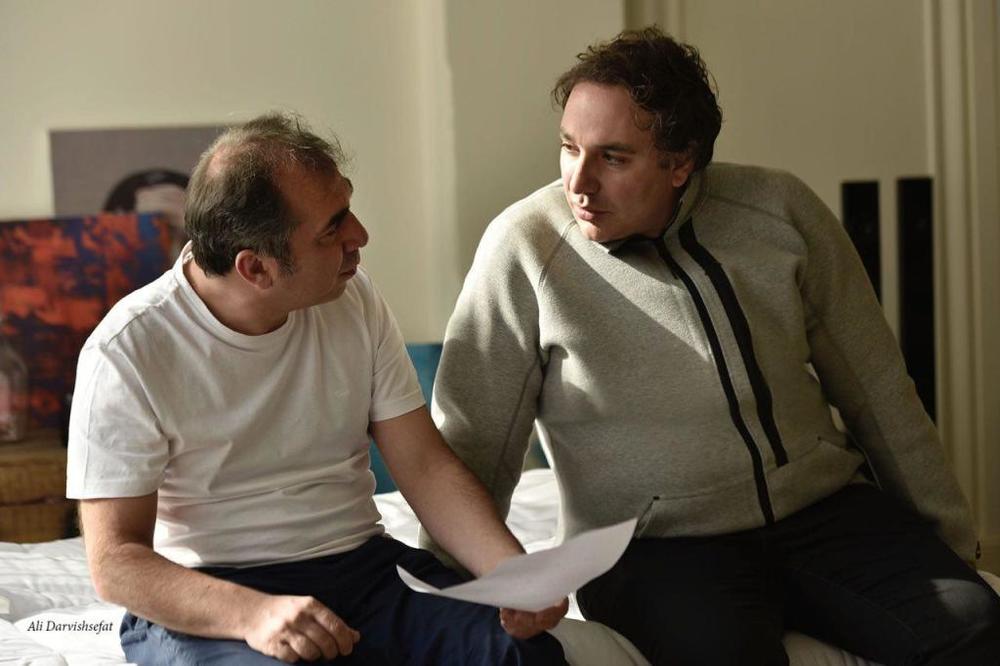 سيامك انصارى و علیرضا شمس شریفی در پشت صحنه فیلم «ساعت ٥ عصر» ساخته مهران مدیری