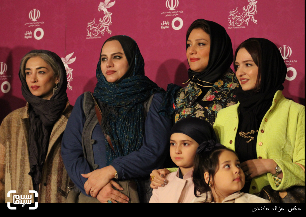 گلاره عباسی، شبنم مقدمی، نرگس آبیار و پانتهآ پناهی ها بر روی فرش قرمز فیلم «نفس» در کاخ سی و چهارمین جشنواره فیلم فجر