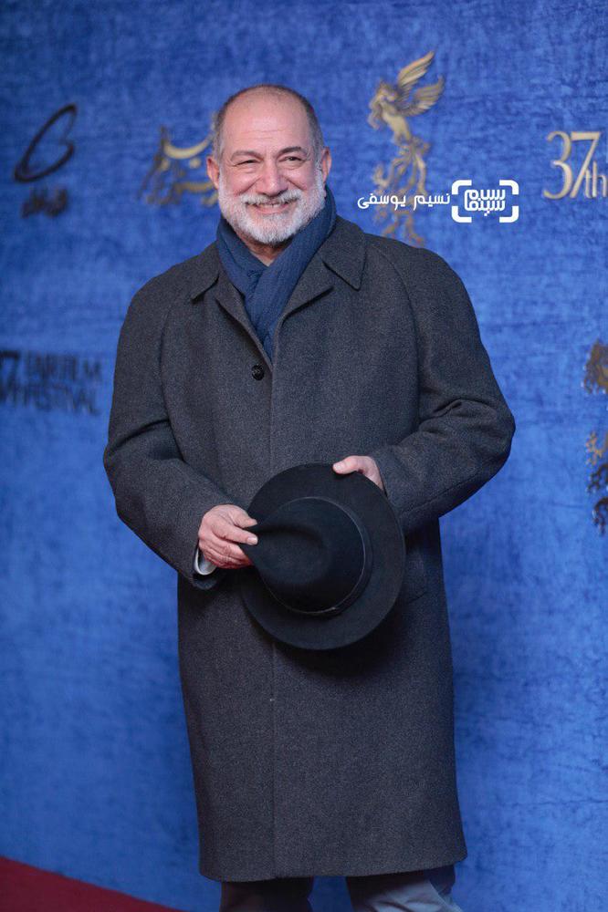 آتیلا پسیانی در فرش قرمز فیلم «سرخ پوست» در جشنواره فجر 37