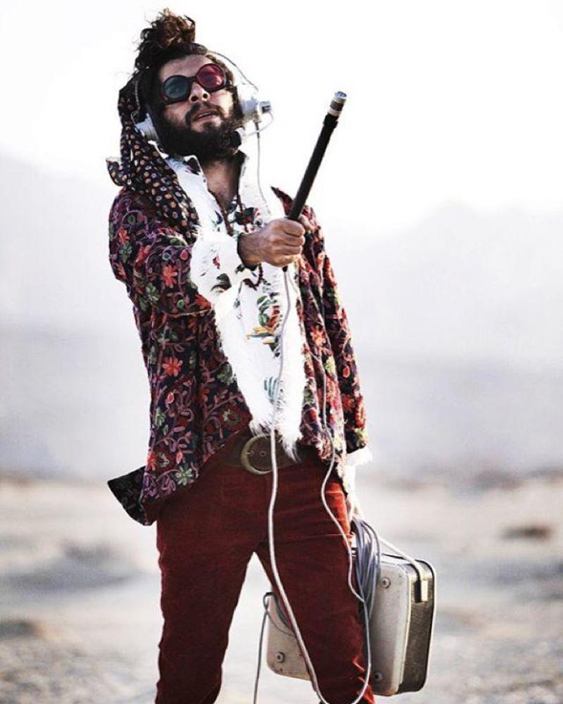 احسان گودرزی در نمایی از فیلم «اژدها وارد میشود!» ساخته مانی حقیقی