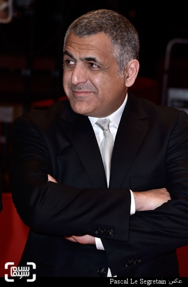 مانی حقیقی در فرش قرمز فیلم «اژدها وارد میشود!» در شصت و ششمین جشنواره فیلم برلین