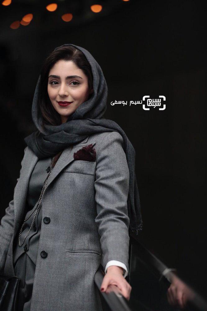 هستی مهدوی در فرش قرمز فیلم سینمایی «ماجرای نیمروز: رد خون» در جشنواره فجر 37