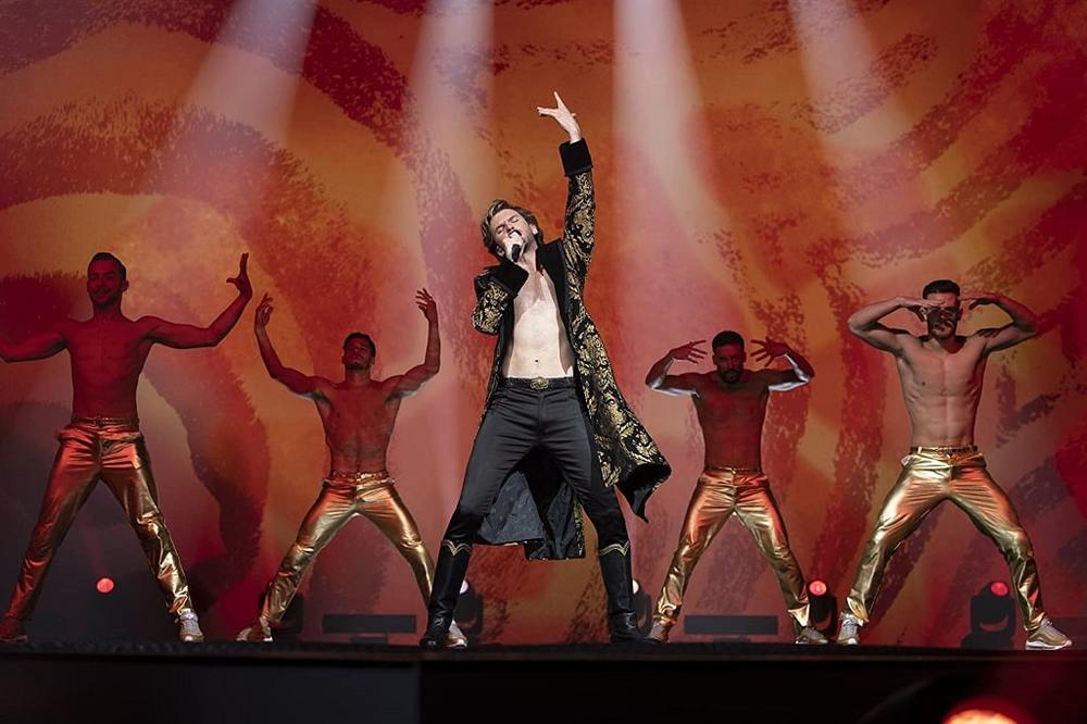 دن استیونز در «مسابقه آواز یوروویژن: داستان حماسه آتش» (Eurovision Song Contest: The Story of Fire Saga)