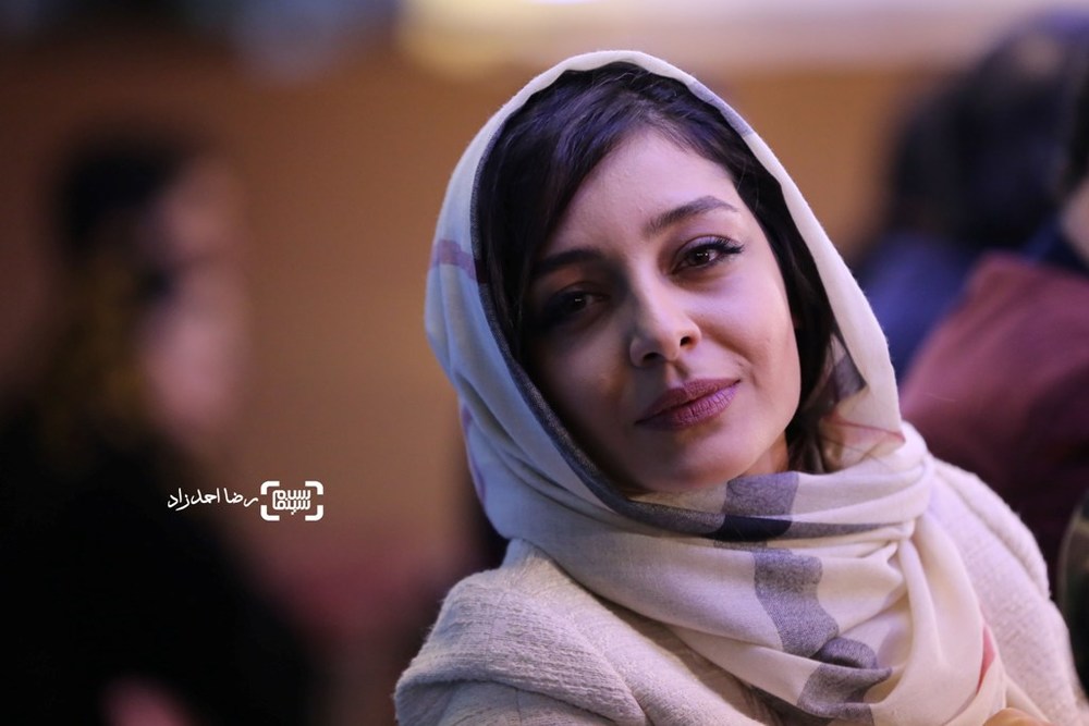 ساره بیات در نشست خبری فیلم «بیست و یک روز بعد» در سی و پنجمین جشنواره فیلم فجر