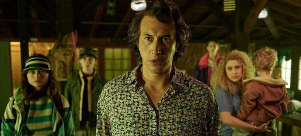 آدام درایور در فیلم نویز سفید نوآ بامباک دنیا را نجات میدهد