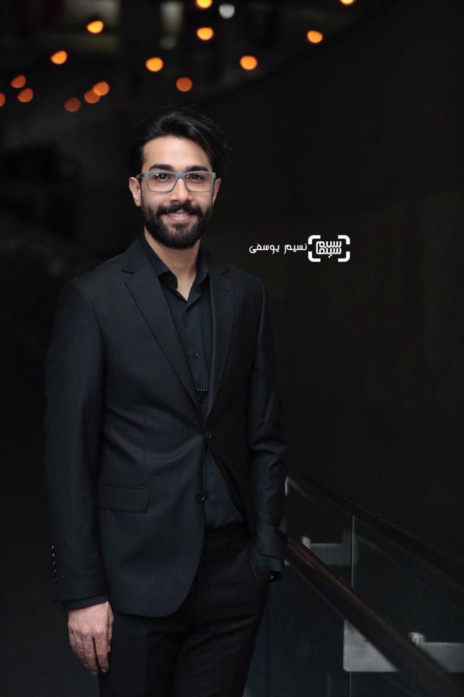 حسین مهری در فرش قرمز فیلم «ماجرای نیمروز: رد خون» در جشنواره فجر 37