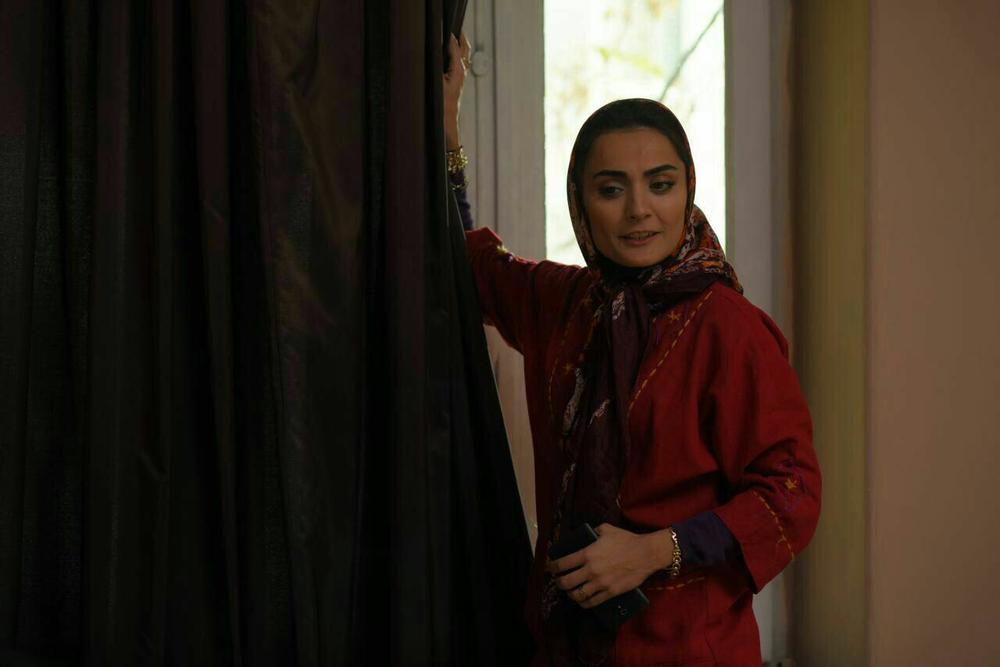 السا فیروزآذر در نمایی از فیلم «ملی و راه های نرفته اش»