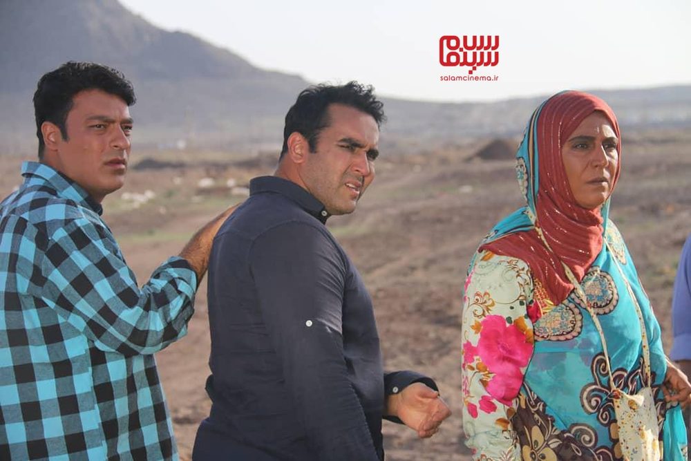 پوریا پورسرخ، فرشته سرابندی و سامان دارابی در سریال «به رنگ خاک»