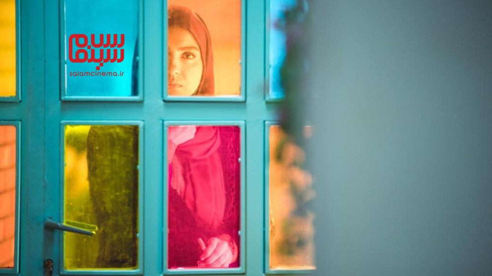 مونا کرمی در نمایی از سریال «حوالی پاییز»