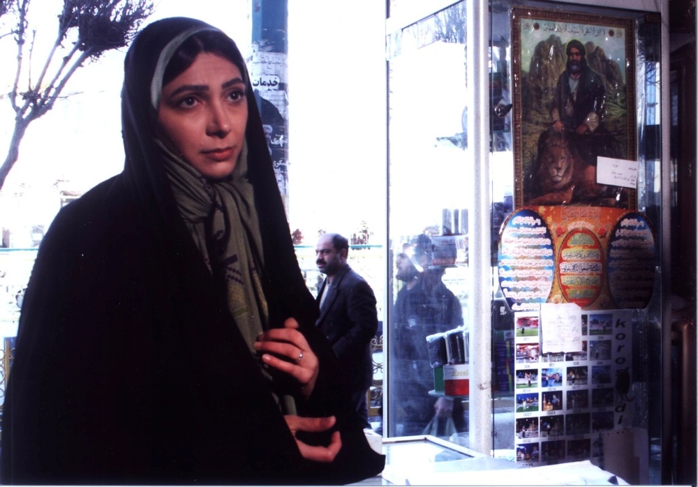 نیلوفر خوش خلق در فیلم «به آهستگی»