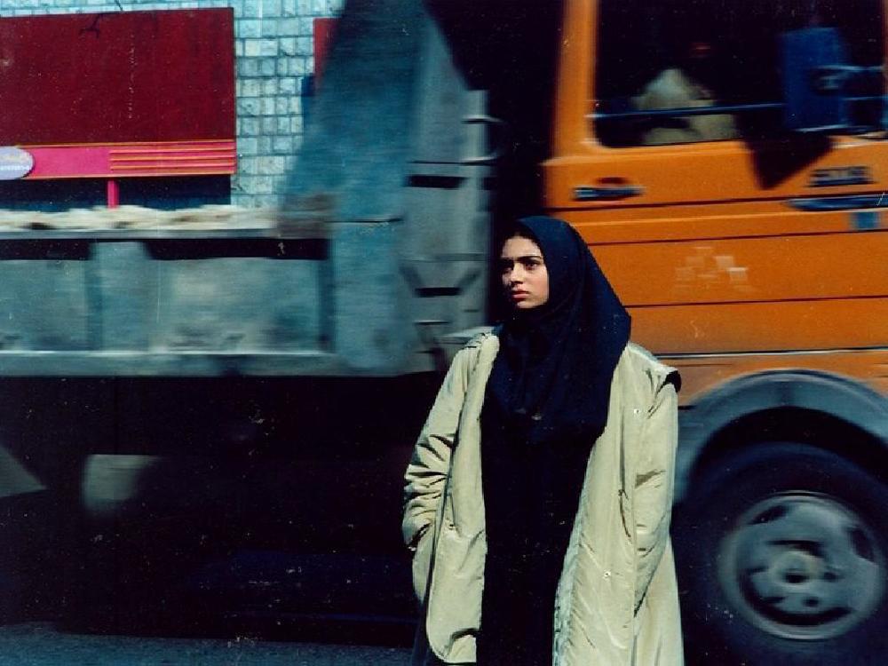 پگاه آهنگرانی در فیلم «دختری با کفشهای کتانی» ساخته رسول صدرعاملی