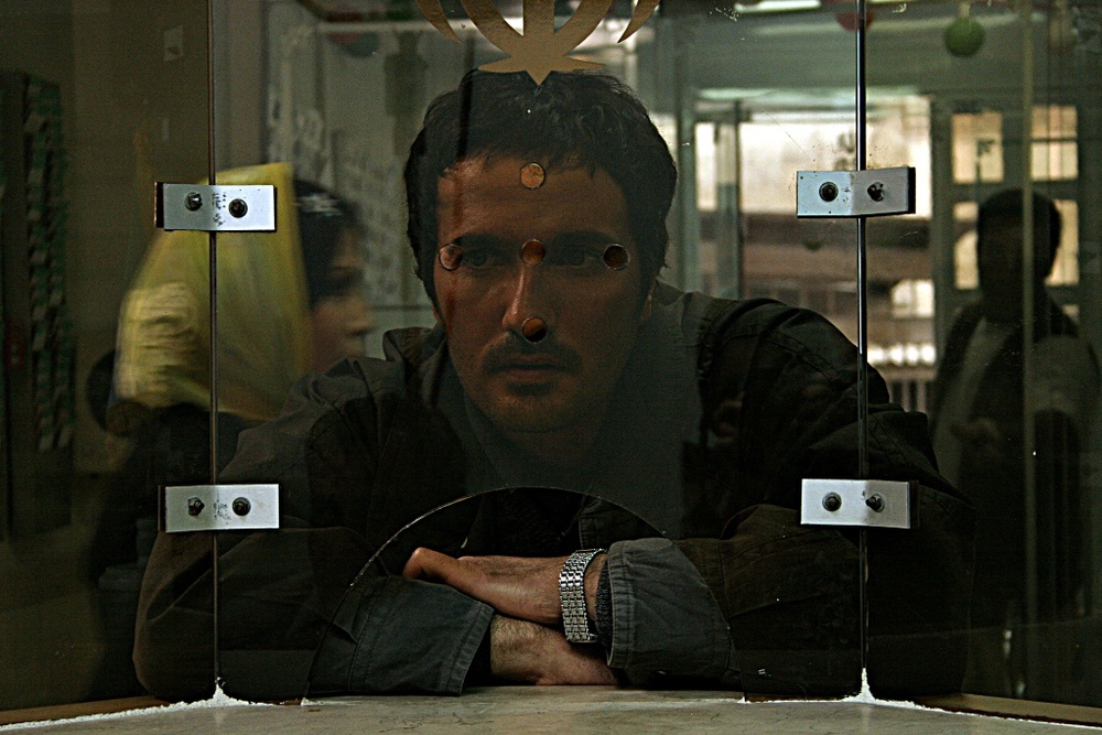 محمدرضا فروتن در نمایی از فیلم سینمایی «به آهستگی»