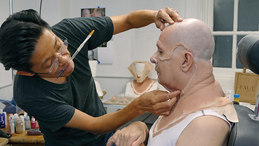 نمایی از گریم گری اولدمن در فیلم تاریک ترین ساعت