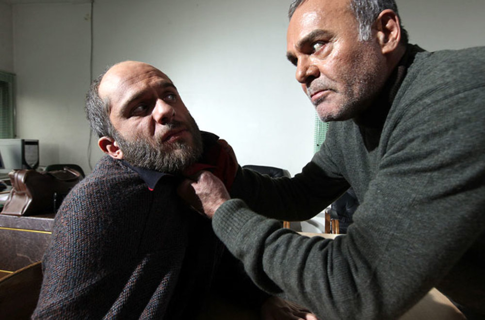 بابک حمیدیان و جمشید هاشمپور در فیلم «هیس دختر ها فریاد نمی زنند»