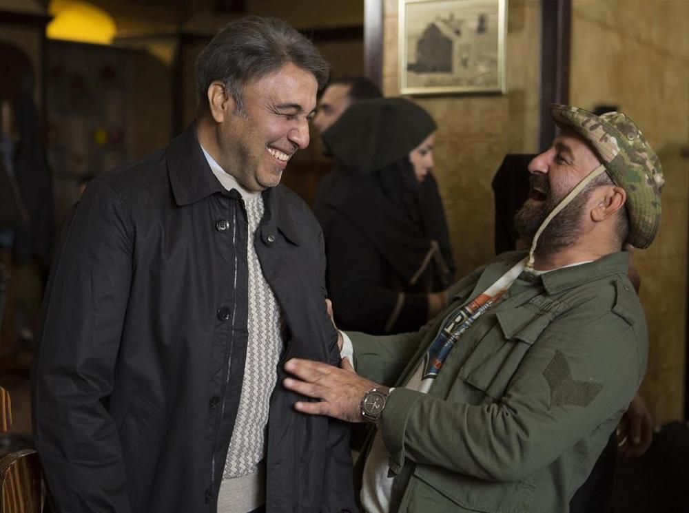 مهران احمدی و رضا عطاران در پشت صحنه فیلم «مصادره»