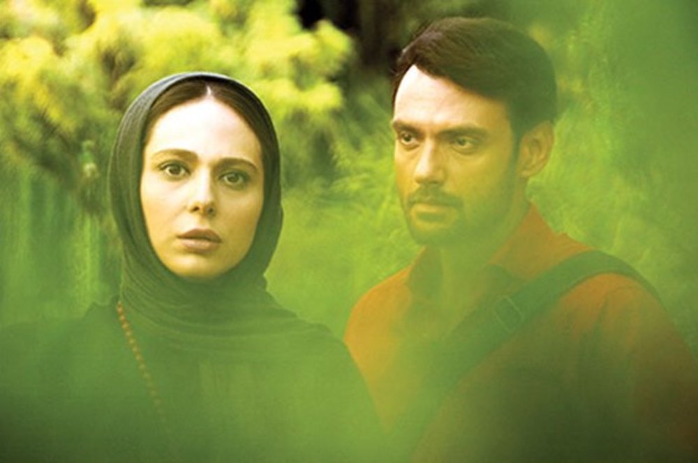 امیرعلی دانایی و رعنا آزادیور در فیلم این سیب هم برای تو