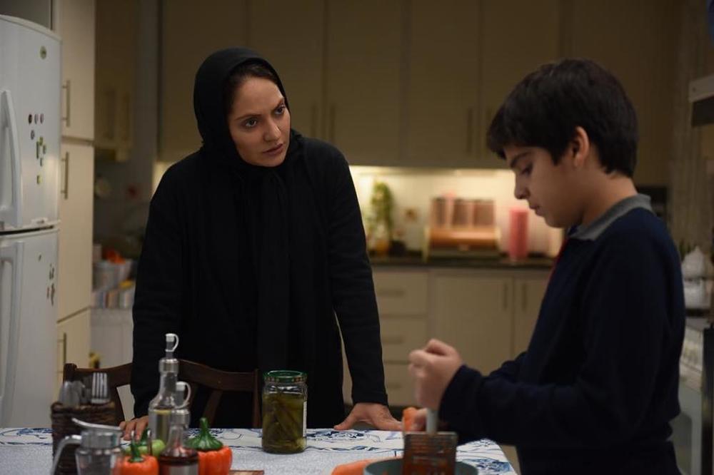 مهناز افشار و مانیا رحمانی در نمایی از فیلم «خانهای در خیابان چهل و یکم»