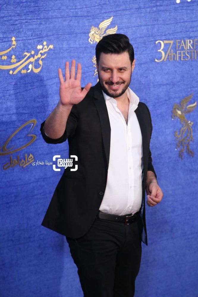 جواد عزتی در فرش قرمز فیلم «ماجرای نیمروز: رد خون» در جشنواره فجر 37