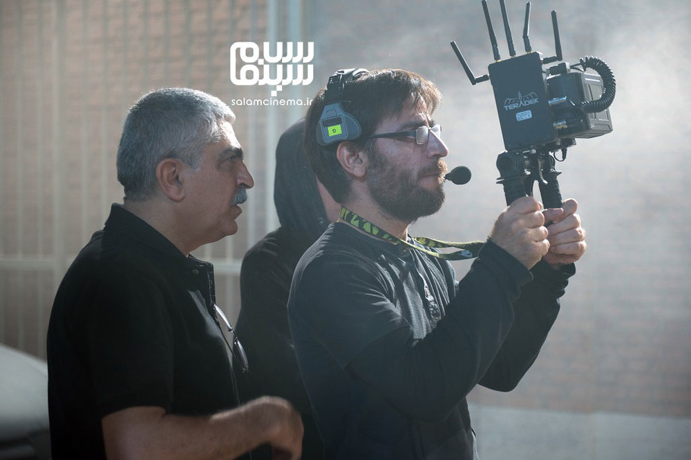 شهرام مکری در پشت صحنه فیلم «هجوم»