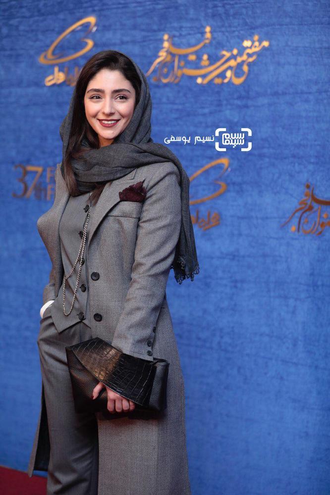 هستی مهدوی در فرش قرمز فیلم «ماجرای نیمروز: رد خون» در جشنواره فجر 37