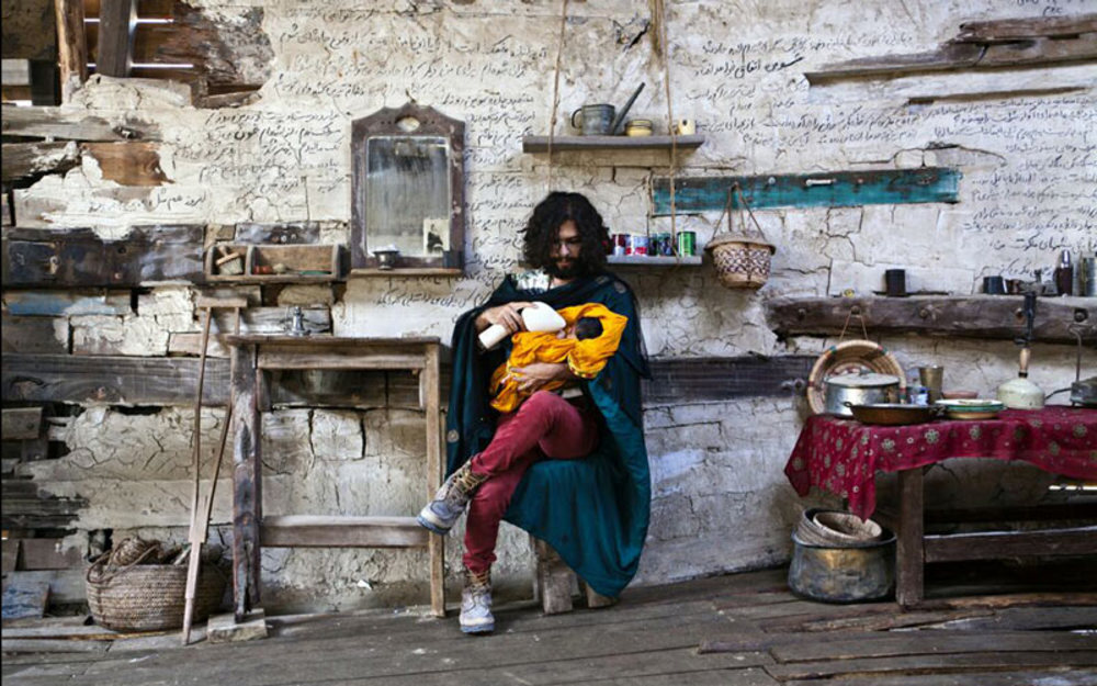 احسان گودرزی در نمایی از فیلم «اژدها وارد میشود!»