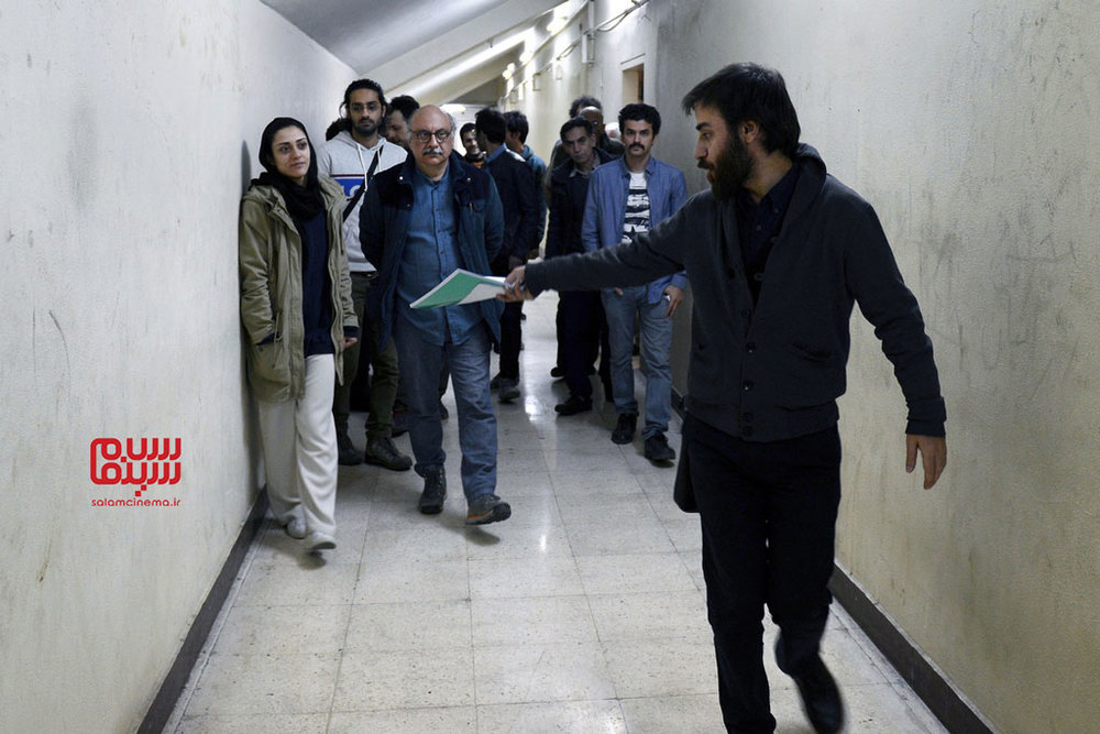 شهرام مکری، بابک کریمی و الهه بخشی در پشت صحنه فیلم «هجوم»